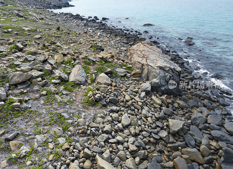 波浪拍打着岩石海滩，Con Dao岛，巴里亚头省